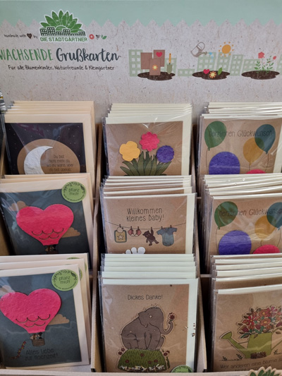Ein Display zeigt bunte, umweltfreundliche Grußkarten mit Samen zum Pflanzen von "Die Stadtgärtner".