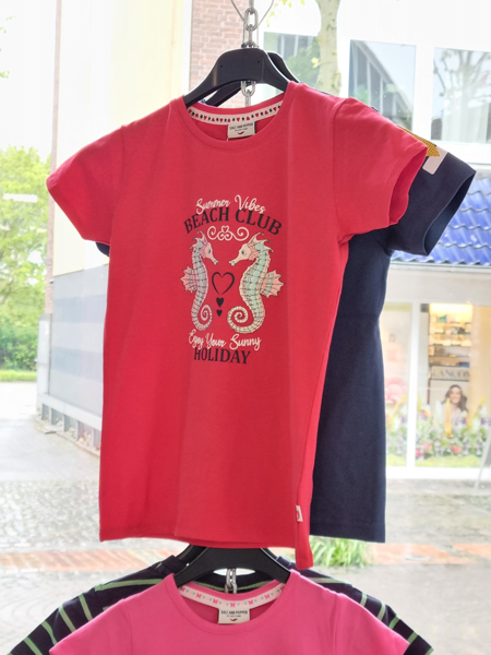 Rotes T-Shirt mit "Summer Vibes Beach Club"-Aufdruck, Seepferdchen und Herz, sommerlich-maritim.