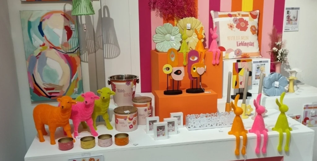 Bunte Filzfiguren und dekorative Objekte in leuchtenden Farben, fröhliche Frühlingsausstellung.
