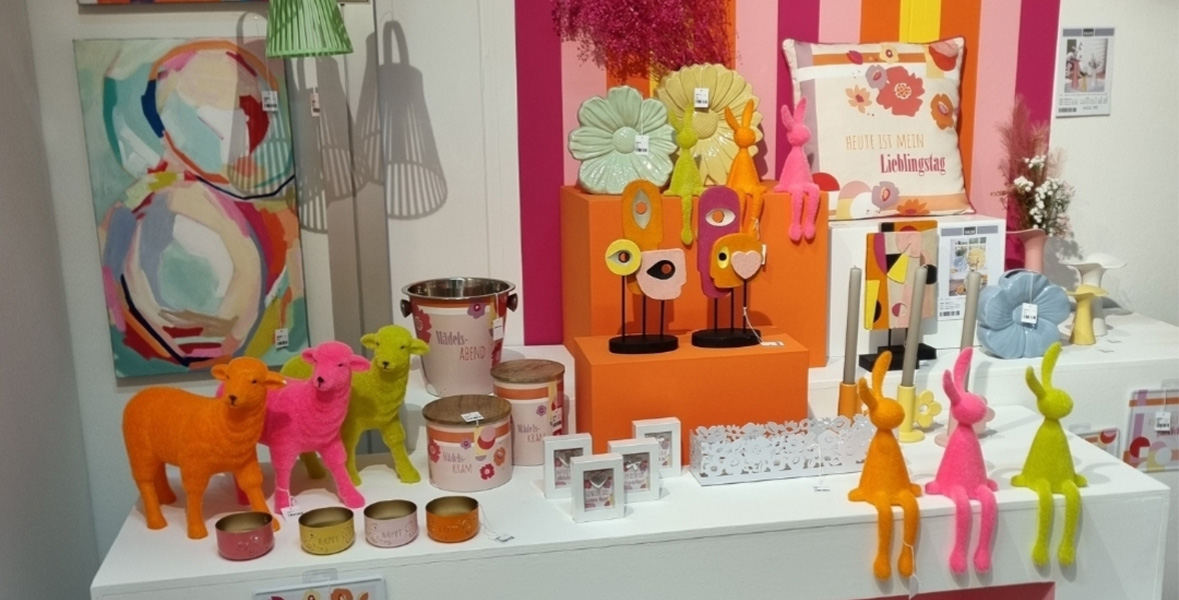Bunte Filzfiguren und dekorative Objekte in leuchtenden Farben, fröhliche Frühlingsausstellung.