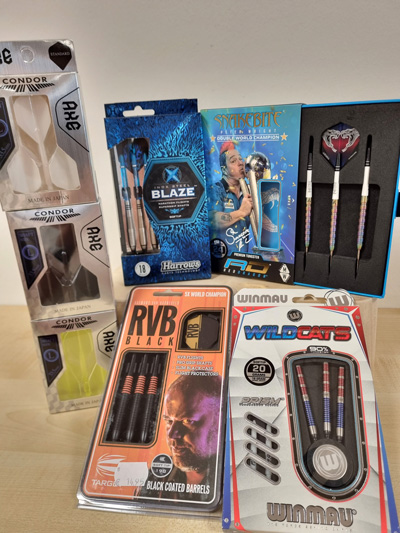 Eine bunte Auswahl an Dartflights und -sets, darunter Marken wie Condor Axe und Harrows Blaze.